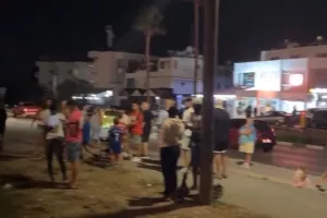 (Φώτος) Περιμένουν την αποστολή της Γιουνάιτεντ, περίφραξη έξω από το ξενοδοχείο! 