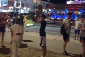 (Φώτος) Περιμένουν την αποστολή της Γιουνάιτεντ, περίφραξη έξω από το ξενοδοχείο! 