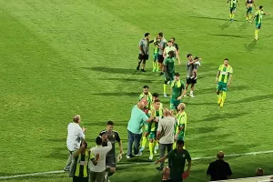 (Βίντεο kerkida) Χειροκρότησαν έναν-έναν τους παίκτες Καραπατάκης και Λευκαρίτης