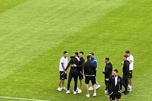 Αγκαλιές με τον... δικό τους οι παίκτες του ΑΠΟΕΛ (φώτος)