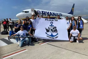 (ΦΩΤΟ) Γεμάτο... αεροπλάνο με Απολλωνίστες!