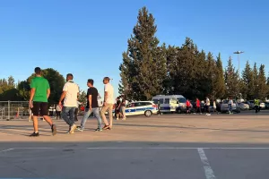 Μαζεύονται... οι Ομονοιάτες, παρουσία και "Κόκκινων Διαβόλων" (φώτος Kerkida)