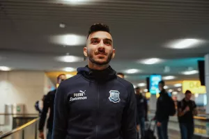 Άφιξη αποστολής στο Άμστερνταμ με συνθήματα (βίντεο)