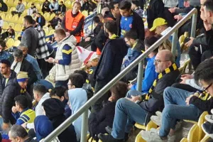 Αρκετές σημαίες του ψευδοκράτους στην κερκίδα/φώτος