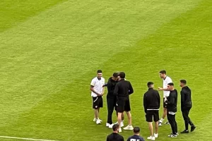 Αγκαλιές με τον... δικό τους οι παίκτες του ΑΠΟΕΛ (φώτος)