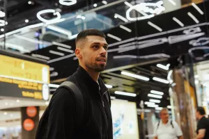 Άφιξη αποστολής στο Άμστερνταμ με συνθήματα (βίντεο)