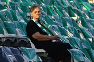 Η γιαγιά Μαρία, η γιαγιά... της Ομόνοιας έζησε μια σπουδαία ποδοσφαιρική εμπειρία!