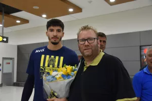 Υποδοχή για Φενέρ στο αεροδρόμιο Λάρνακας (φώτος)