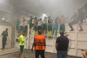 Στα κάγκελα με πυρσό οι παίκτες της ΑΕΚ! (φώτος/βίντεο)