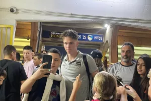 Οι Παφίτες μαζεύουν αυτόγραφα και selfies και... περιμένουν! (φώτος)