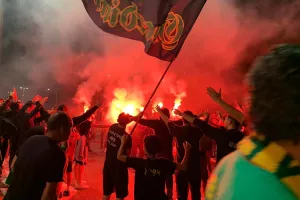 Στα κάγκελα με πυρσό οι παίκτες της ΑΕΚ! (φώτος/βίντεο)
