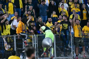 Στα κάγκελα ο Μούριελ έγινε "ένα" με τους ΑΕΛίστες! 