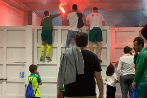 Στα κάγκελα με πυρσό οι παίκτες της ΑΕΚ! (φώτος/βίντεο)