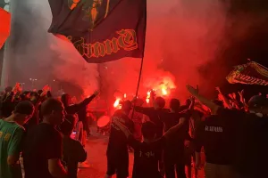 Στα κάγκελα με πυρσό οι παίκτες της ΑΕΚ! (φώτος/βίντεο)