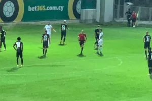 Πέναλτι και κόκκινη μέσω on field review