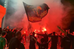 Στα κάγκελα με πυρσό οι παίκτες της ΑΕΚ! (φώτος/βίντεο)