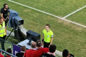5 (!!!) λεπτά καθυστέρηση, onfield review και τελικά... οφσάιντ!