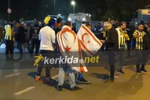 Σημαίες του ψευδοκράτους και κασκόλ προς πώληση έξω από το γήπεδο