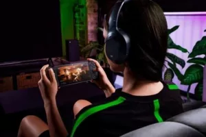 H Razer αποκάλυψε τη δική της φορητή cloud gaming κονσόλα (βίντεο)