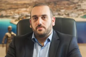 Στα μπλε ο Υπουργός: "Πάντα πιστοί. Στις χαρές και στις λύπες" (φώτο)
