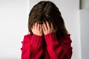 Χτύπησε και κλώτσησε τη δίχρονη εγγονούλα του