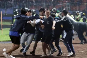 Σοκάρει το μακελειό στο γήπεδο (φώτος/βίντεο)