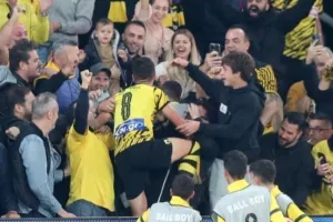 Μπαλάρα... στο κλουβί!