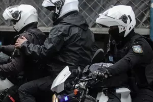 Τη βίασαν μέσα στο ΑΤ και το κατέγραφαν με κάμερα - Σε διαθεσιμότητα οι δύο αστυνομικοί