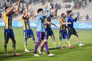 (ΦΩΤΟΣ-ΒΙΝΤΕΟ Kerkida) Υπό τον ήχο του ύμνου... ΟΛΕ-ΟΛΕ-ΟΛΕ!