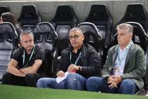 Στον πάγκο... ο Παπασταύρου μαζί με Νίκο και Σίμο