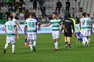 Χειροκρότημα από τον κόσμο, φανέλα ο Καρίμ και αγκαλιές στους παίκτες από Γιανίκ (βίντεο/φώτος)