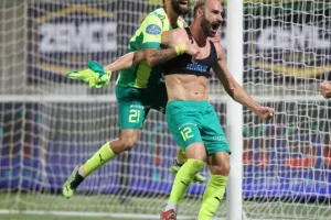 ΑΕΚ - Ολυμπιακός: Γλίτωσε το... έμφραγμα με σούπερ - Ιβάν στο φινάλε! (Φώτος)