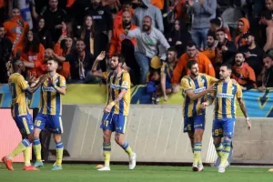 ΑΠΟΕΛ - ΑΕΚ: Ο Δώνης του χάρισε την μεγάλη νίκη που έψαχνε! (φώτος)
