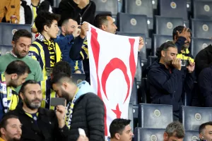 Αρκετές σημαίες του ψευδοκράτους στην κερκίδα/φώτος