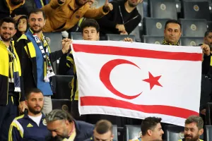 Αρκετές σημαίες του ψευδοκράτους στην κερκίδα/φώτος