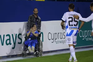 Η φίλαθλος του Απόλλωνα πήρε την φανέλα του Χάμπου και πανηγύρισε μαζί με τους ποδοσφαιριστές! (φώτος)