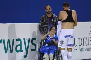 Η φίλαθλος του Απόλλωνα πήρε την φανέλα του Χάμπου και πανηγύρισε μαζί με τους ποδοσφαιριστές! (φώτος)