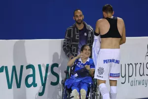 Η φίλαθλος του Απόλλωνα πήρε την φανέλα του Χάμπου και πανηγύρισε μαζί με τους ποδοσφαιριστές! (φώτος)