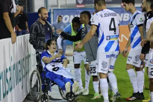 Η φίλαθλος του Απόλλωνα πήρε την φανέλα του Χάμπου και πανηγύρισε μαζί με τους ποδοσφαιριστές! (φώτος)