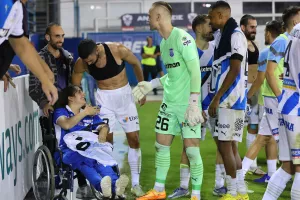 Η φίλαθλος του Απόλλωνα πήρε την φανέλα του Χάμπου και πανηγύρισε μαζί με τους ποδοσφαιριστές! (φώτος)