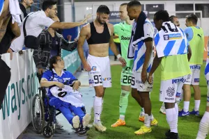 Η φίλαθλος του Απόλλωνα πήρε την φανέλα του Χάμπου και πανηγύρισε μαζί με τους ποδοσφαιριστές! (φώτος)