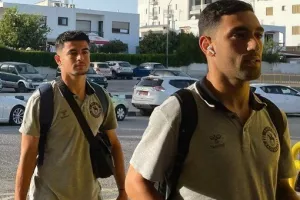 Στο γήπεδο... οι δύο ομάδες (Φώτος)