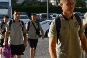 Στο γήπεδο... οι δύο ομάδες (Φώτος)