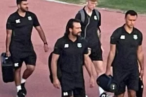 Στο γήπεδο... οι δύο ομάδες (Φώτος)