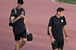 Στο γήπεδο... οι δύο ομάδες (Φώτος)