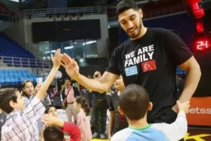 ΑΕΚ: Ο Καντέρ στα Λιόσια σε εκδήλωση για τους Τούρκους πρόσφυγες