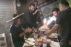 Γιόρτασε... στα μεξικάνικα ο κόουτς! (Φώτος/Βίντεο)