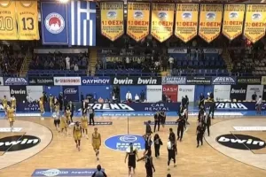 Περιστέρι - ΑΕΚ: Ξύλο στις εξέδρες από κουκουλοφόρους και εκκένωση του γηπέδου