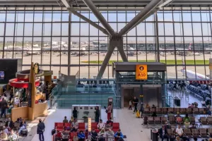 Τέλος στο «ταβάνι» των 100.000 ημερησίων επιβατών στο αεροδρόμιο Χίθροου