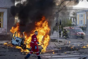 Ως εγκλήματα πολέμου ερευνώνται οι πολύνεκρες πυραυλικές επιθέσεις της Ρωσίας